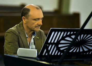 Dr. Hans-Joachim Hessler: Portrait am Klavier